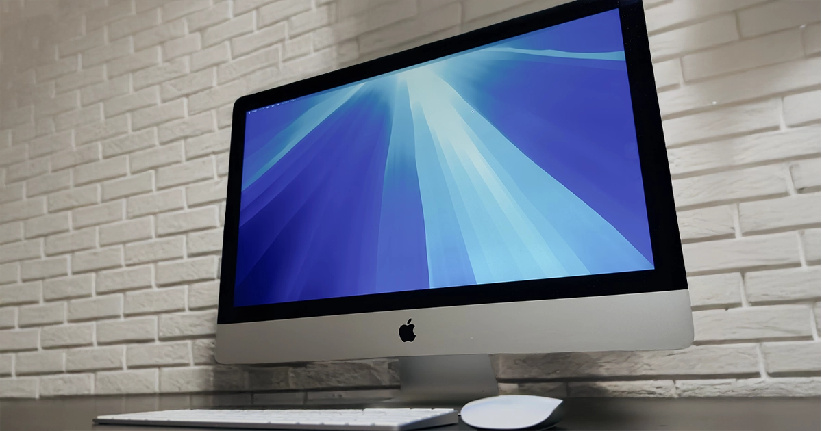 iMac2020が机に置いてある画像